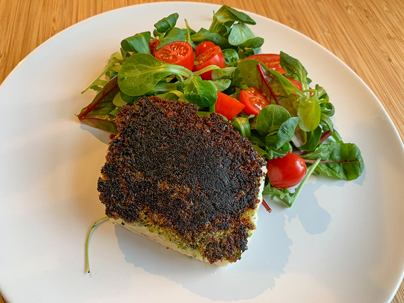 kabeljauw met kruidenkorst en frisse salade