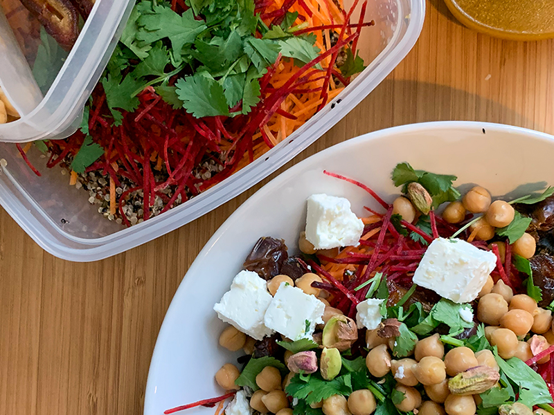 Kruidige salade met quinoa, kikkererwten en wortel