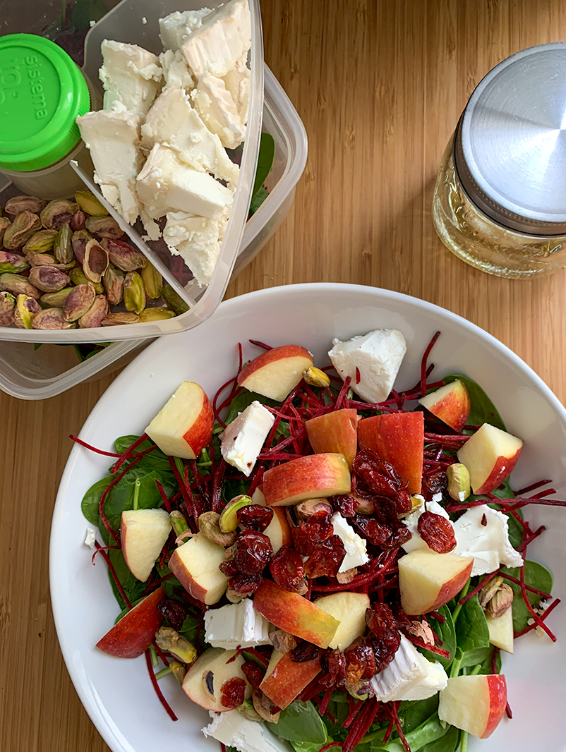Lunch salade met quinoa, appel en geitenkaas