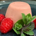 Panna cotta met frambozen en gember