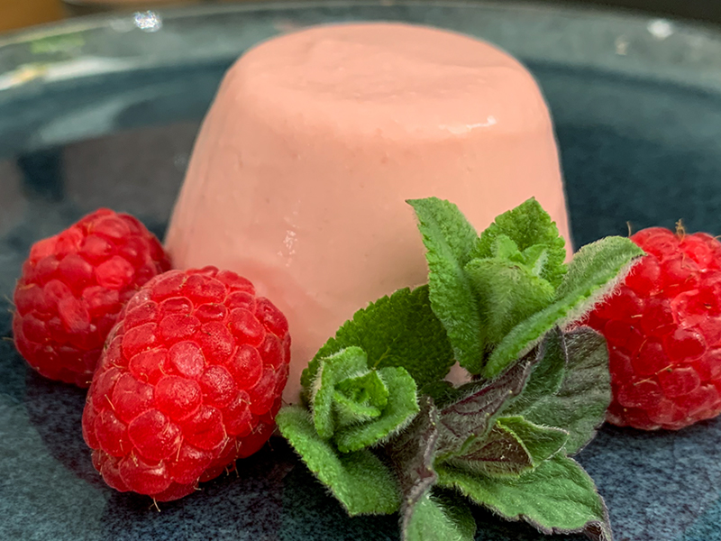 Panna cotta met frambozen en gember