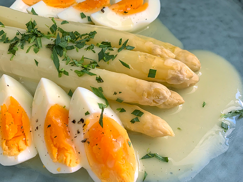 Asperges met botersaus en ei