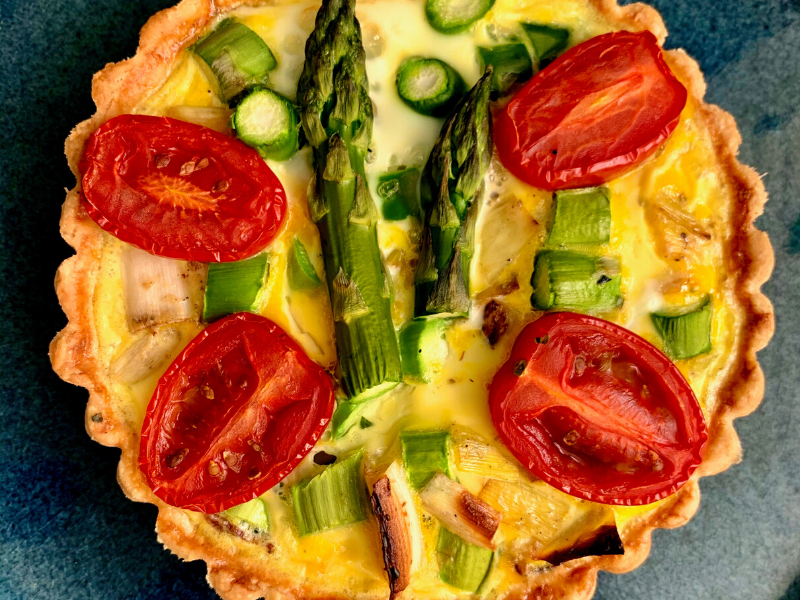 Zomer quiche met asperges en tomaat