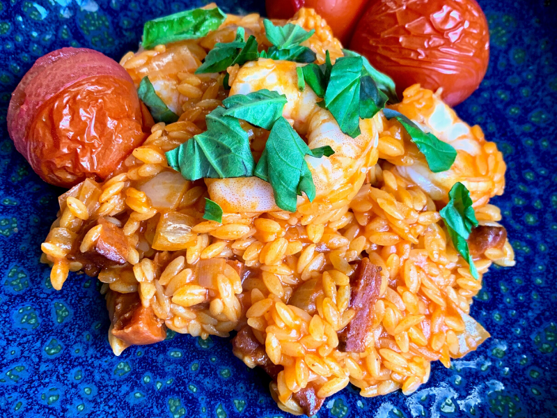 Orzo met chorizo en garnalen