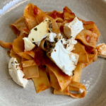 Pasta met zoete tomatensaus en gebakken ricotta