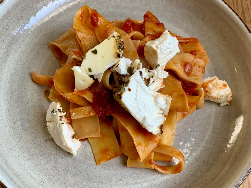 Pasta met zoete tomatensaus en gebakken ricotta